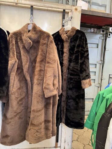 uniqlo куртка женская зимняя: Женские шубы и полушубки из эко‑меха - Длина: миди (ниже колена). -
