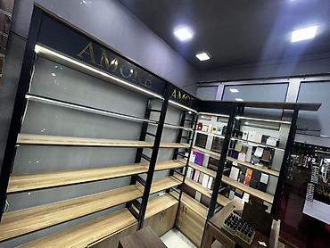Rəf vitrinləri: Mağaza vitrin rəfləri – metal karkaslı, ağac teksturalı modullar, LED — 4