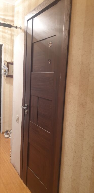 1 eded qapidir, kraskalanmalidir yeniden. hamam ucun