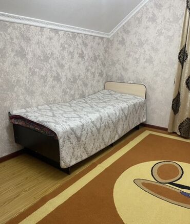 купить кровать с матрасом: Односпальная кровать с основанием тёмного цвета и светлым изголовьем
