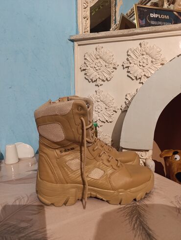 qaqa stili: Məhsul: Taktiki çəkmələr (5.11 tərzi), rəng – qum/bej Xüsusiyyətlər