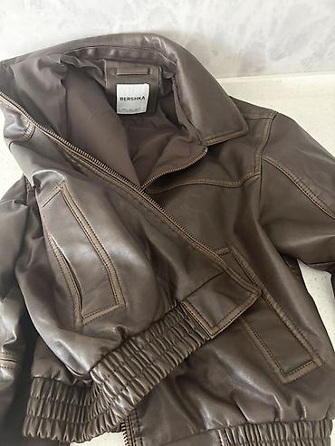 astar: Bershka qadın/kişi üçün qəhvəyi rəngli eko‑dəri bomber gödəkçə. - — 1