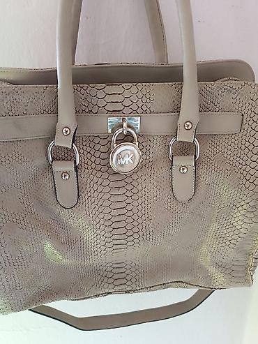 Torbe: Michael Kors Hamilton tasna, printom zmijske kože - Dizajn — 2