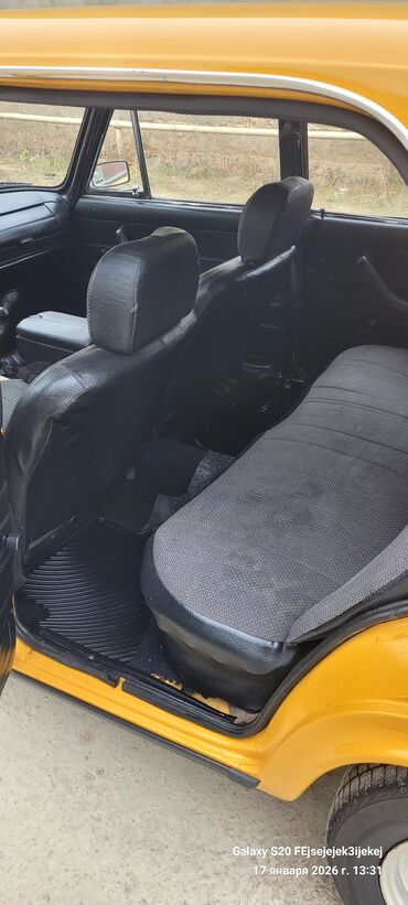 VAZ (LADA): VAZ 2106, sarı rəngli sedan Müəssisə: VAZ Model: 2106 (klassik — 11