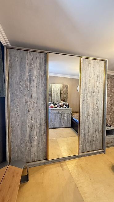 loft masa: Sürgülü qapılı böyük qarderob şkaf - 3 qapılı sistem: ortadakı qapı — 1