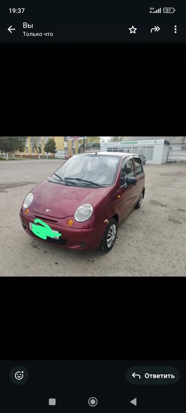 маленькая машина: Хэтчбек Daewoo Matiz, представленный в темно-красном цвете, отличается