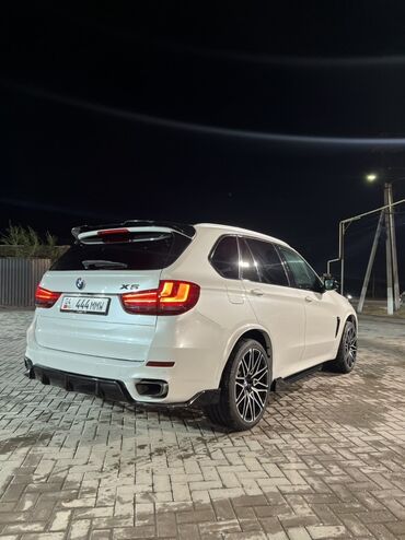 беха машина: BMW X5 (F15), белый кузов, полный привод. Ключевые особенности: -