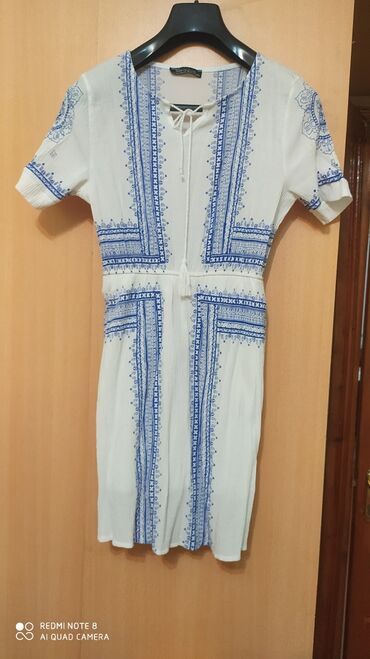Сарафаны: Boho stildə naxışlı yay donu - Rəng: ağ fon üzərində mavi