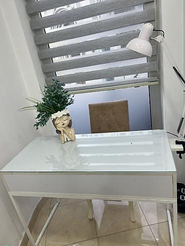 dirnaq stulu: Ağ rəngli şüşə üstlü masa - Üst səth: qalın, şəffaf şüşə panel – — 3