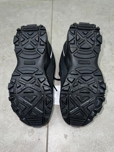 Кроссовки и спортивная обувь: Черные кроссовки для бега/повседневной носки, размер 28 (чуть — 9