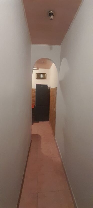 Uzunmüddətli kirayə mənzillər: Qara Qarayev metrosuna 2 dəqiqəlik məsafədə yerləşir. Mebel və