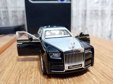 game thrones sve epizode: Nov metalni model automobila Rols Rojs Fantom. Pale mu se prednja i