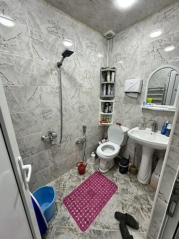 Köhnə tikili: 5 mərtəbəli daş binada mənzil. Geniş, işıqlı həyət, gecə — 13