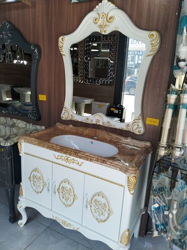 Çanaqlar, tülpanlar: Ağ rəngli, qızılı detallarla bəzədilmiş klassik üslubda hamam dolabı
