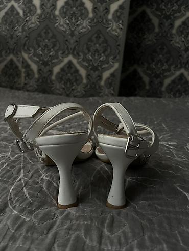 Basanoşka və səndəllər: Ağ rəngli qadın sandaleti – zər ifa və rahatlıq bir arada. - Model — 4