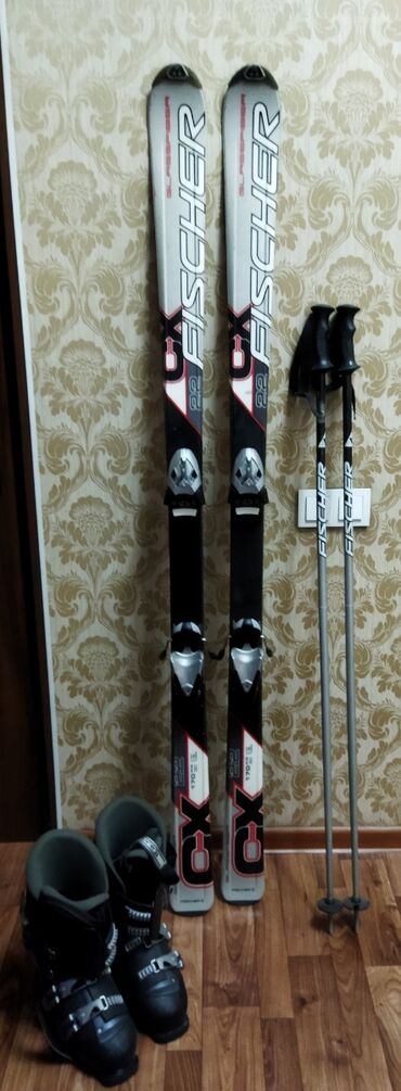 Спорт и хобби: Лыжи фирмы Fischer с ботинками и палками. В отличном состоянии