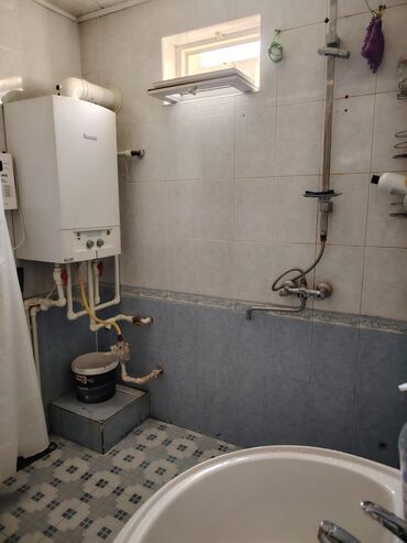 Həyət evləri və villaların satışı: Bu iki mərtəbəli ev, kərpic və suvaq fasadın birləşməsi ilə — 8