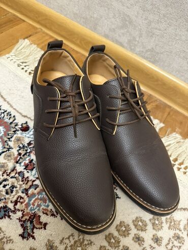 yun koynekler: Kişi ayaqqabısı – klassik üslublu, qəhvəyi rəngdə dəri fakturalı