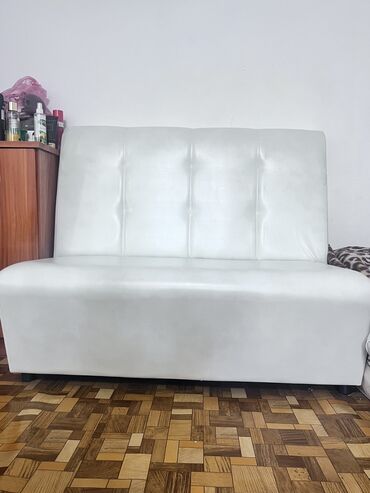 кресл: Продаю б/у диван, цвет белый жемчуг. Состояние отличное. Высота 1м