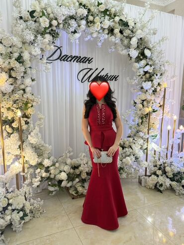 красное длинное платье в пол: Вечернее платье в пол, цвет бордовый. - Силуэт: облегающий с