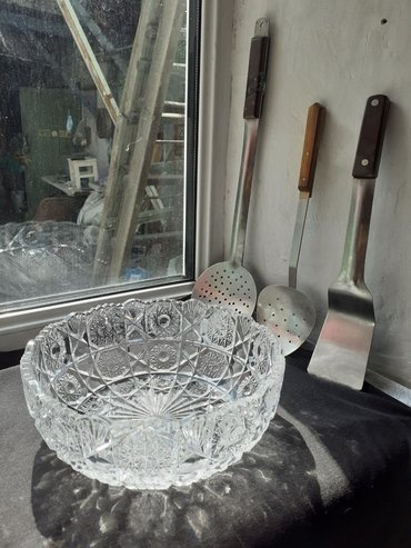 Антикварные вазы: Ваза хрустальная и кухонные принадлежности