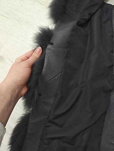bunda od srebrne lisice: Moderan prsluk od prirodnog krzna i prave koze u tamno sivoj boji — 8