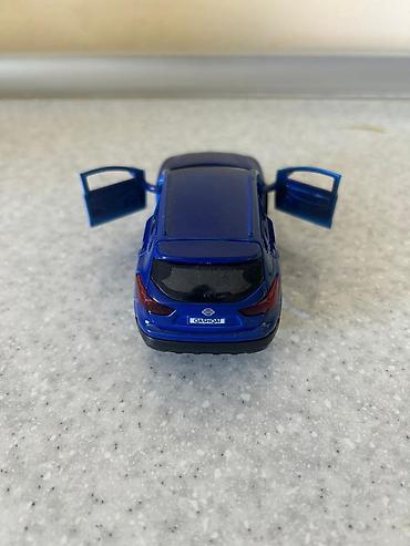 Oyuncaqlar: Metal korpuslu miniatür sedan avtomobil modeli. Xüsusiyyətlər: - — 7