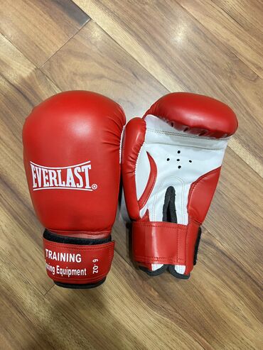 перчатки для бокса: Боксерские перчатки Everlast 6 - OZ .Продаю супер качественные