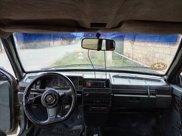 12 volt 220 volt inverter: VAZ 21099, yaşıl rəngli sedan. Xüsusiyyətlər: - 4 qapı, ön ötürücülü