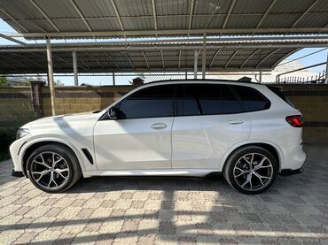 опель внедорожник: Белый внедорожник BMW X5, отличающийся спортивным и элегантным внешним