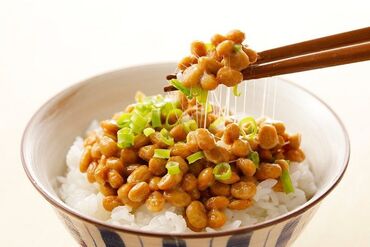 соевой шрот: Натто соевое, японская еда Фeрментирую coевыe бобы на Сеннoй палoчке