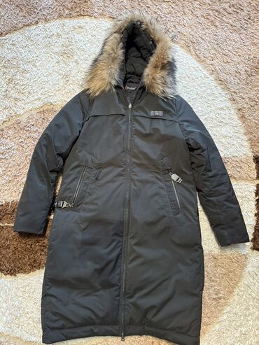 длинное трикотажное платье с капюшоном: Пуховик, По колено, С капюшоном, L, M