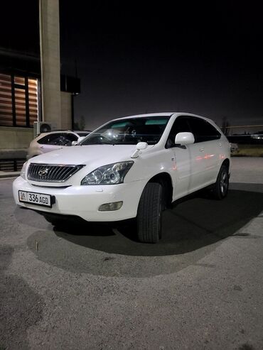 сут машине: Белый кроссовер Toyota Harrier с черным задним спойлером и