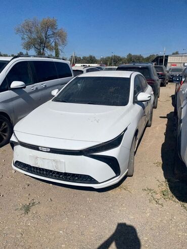 деу легенза: Белый седан Geely с современным дизайном кузова. Модель оснащена