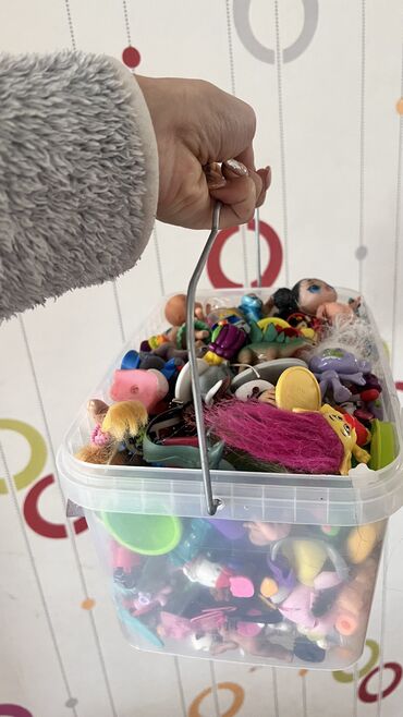 сколько стоит орбизный автомат: Ящик мелких игрушек киндер и прочее 500 сом Мячики все что на фото