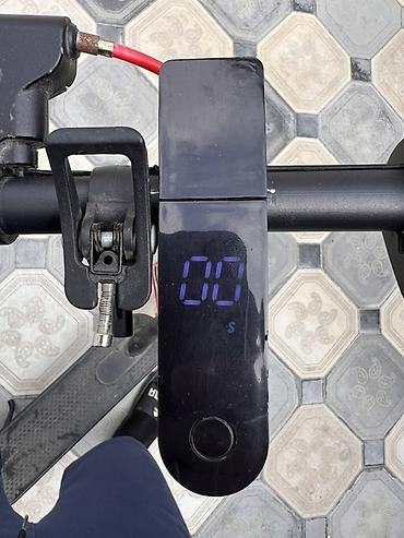explore smart samokatları: Elektrik skuter – şık qara dizayn, LED displeyli - Korpus: yığcam və — 5