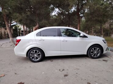 Chevrolet: Chevrolet Aveo sedan – ağ rəng Model xüsusiyyətləri: - Korpus: 4 — 4
