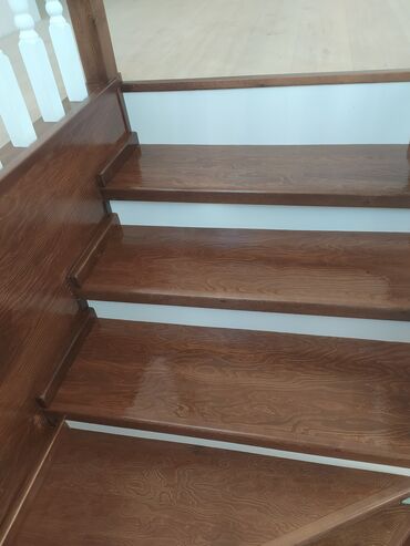 Деревянные лестницы: Деревянная лестница с окрашенными ступенями и белыми балясинами — 15