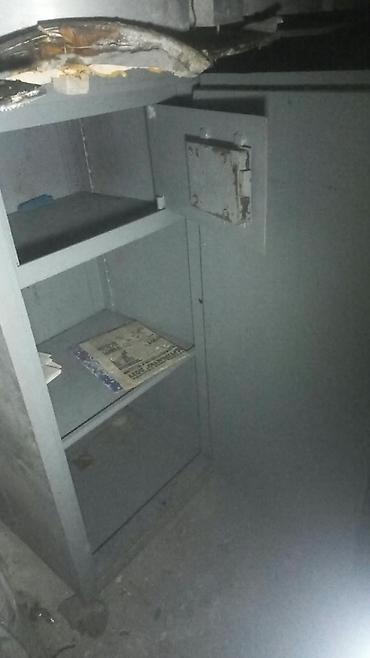 pul qutusu: Metall seyf – iri həcmli, ikiqat divarlı, ağır konstruksiya. - — 2