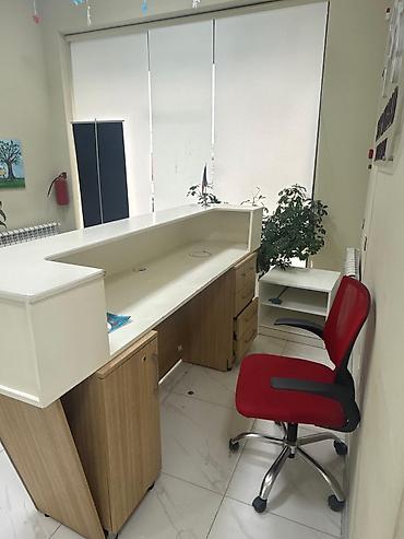 Ofis dəst mebeli: Ofis mebelləri dəsti - Resepsiyon stolu: Ön hissəsi ağ və taxta — 4