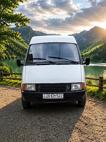 2003 ford transit: Ağ rəngli yük mikroavtobusu - Geniş yük bölməsi və yüksək dam – iri — 2