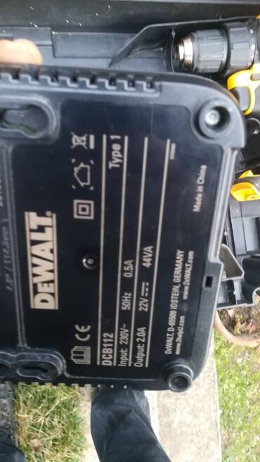 Električne bušilice: Dewalt akumulatorska bušilica sa pratećom opremom. Set uključuje — 9