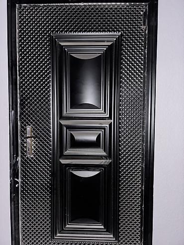 Metal giriş qapısı – qara rəng, dekorativ relyefli panel və həcmli