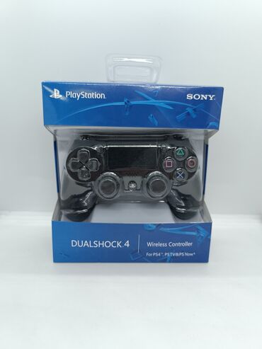 Sony PlayStation markalı DUALSHOCK 4 simsiz oyun nəzarətçisi. Qara