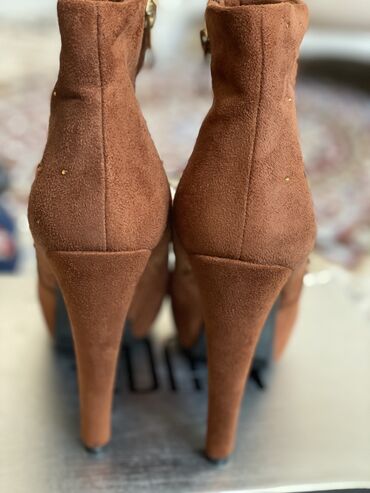 Женская обувь: Туфли Размер: 40
