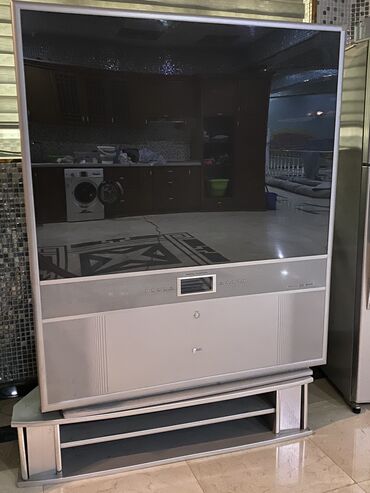 ailə tv: Böyük diaqonallı ön proyeksiyalı televizor. Gümüşü rəngli korpusa