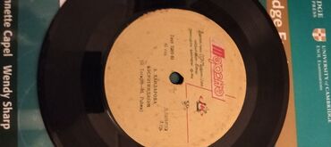 Vinil vallar: Vinil plastinkalar satılır. Bir ədədi 20 manat — 11