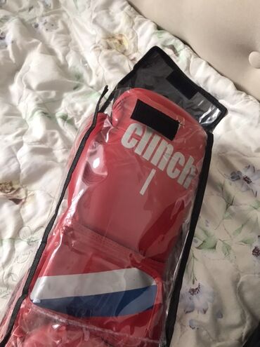 наполный турник: Боксерские перчатки clinch, красные, в фирменном прозрачном чехле -