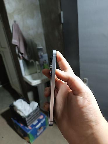 Mobil telefonlar: Smartfon – kompakt gövdə, düz kənarlı metal çərçivə, şüşə ön panel. - — 6