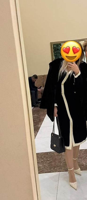 Qara-ağ rəng kombinasiyalı zərif qadın üst geyimi. Model uzun lalafo.az -da Qara-ağ rəng kombinasiyalı zərif qadın üst geyimi. Model uzun